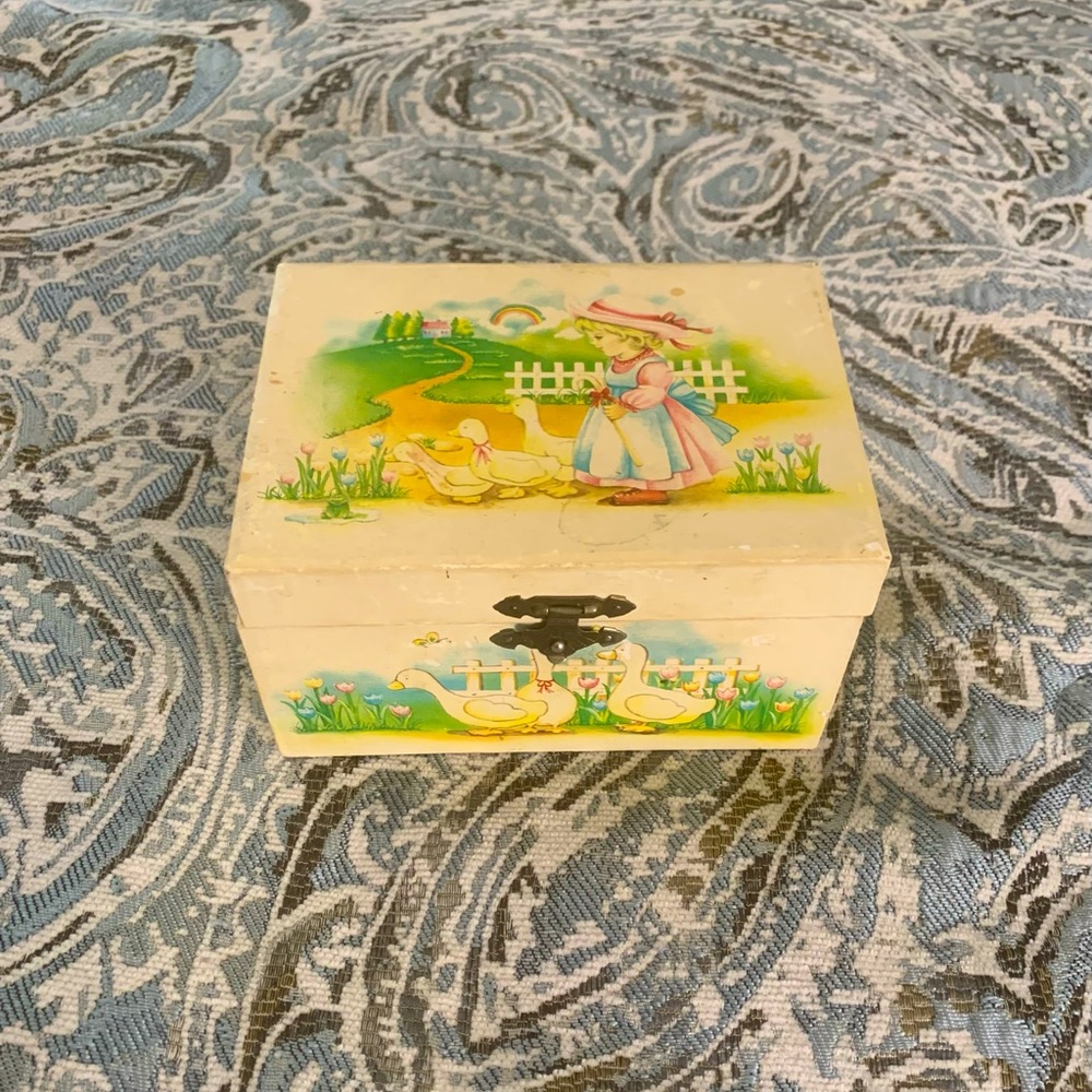 Vintage Walmart jewelry/music box.